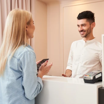 Empleada ofreciendo productos